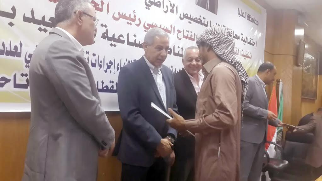 وزير الصناعة يسلم عقود المصانع الصغيرة بالمنيا