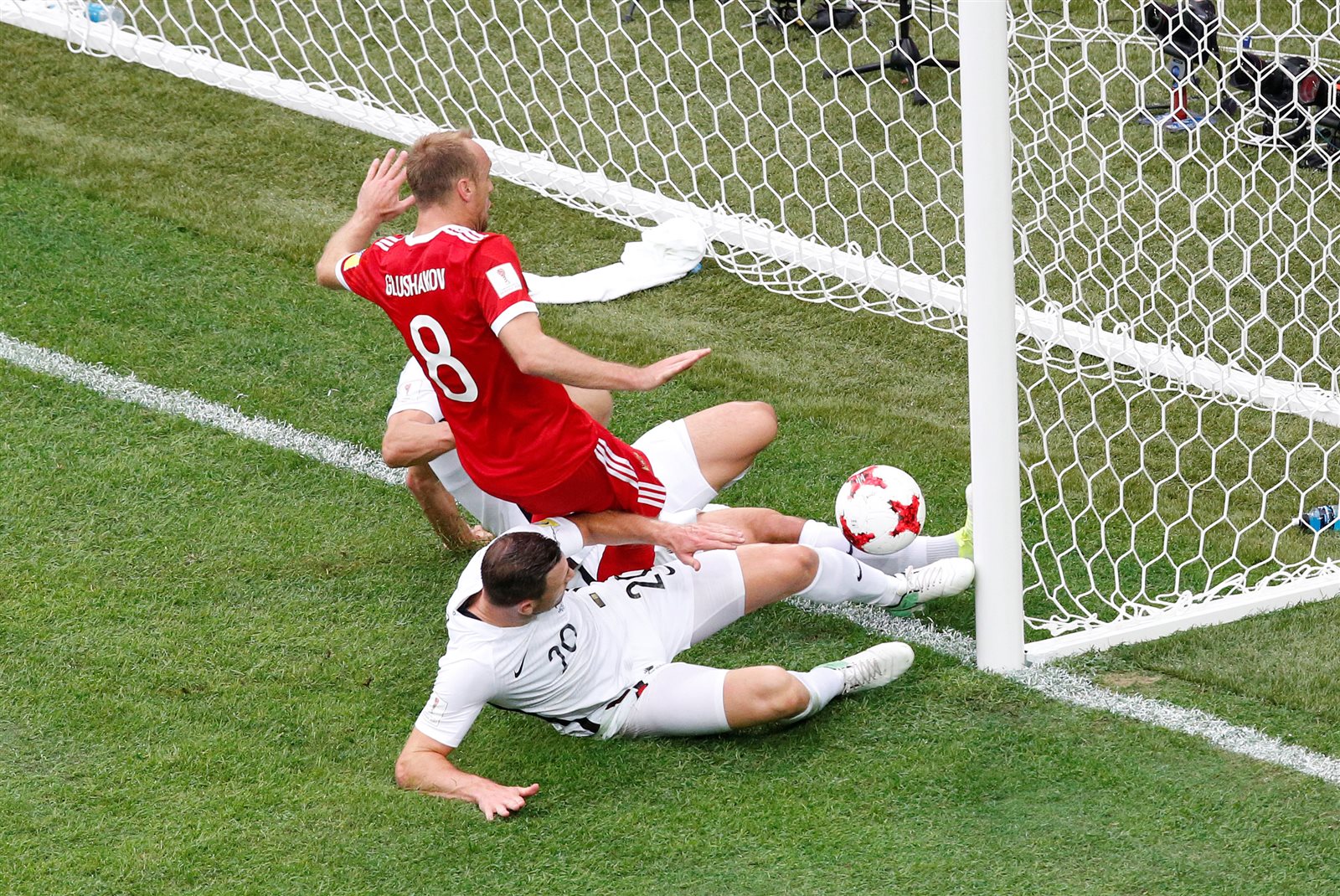 دينيس غلوشاكوف وسط لاعب نيوزيلاندا 