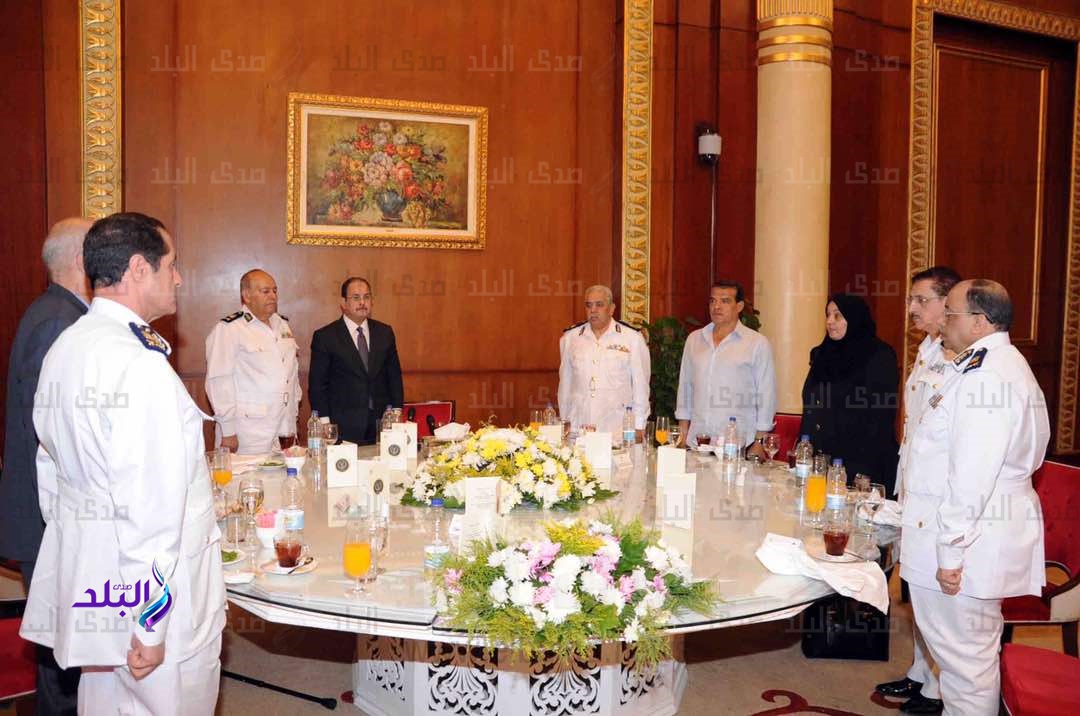 زير الداخلية يلتقى أسر الشهداء زير الداخلية يلتقى أسر الشهداء
