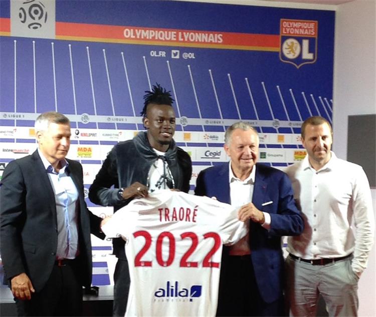 البوركيني "تراوري" ينتقل لليون الفرنسي 5 سنوات