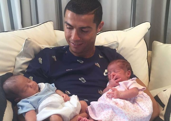 رونالدو يحمل التوأم