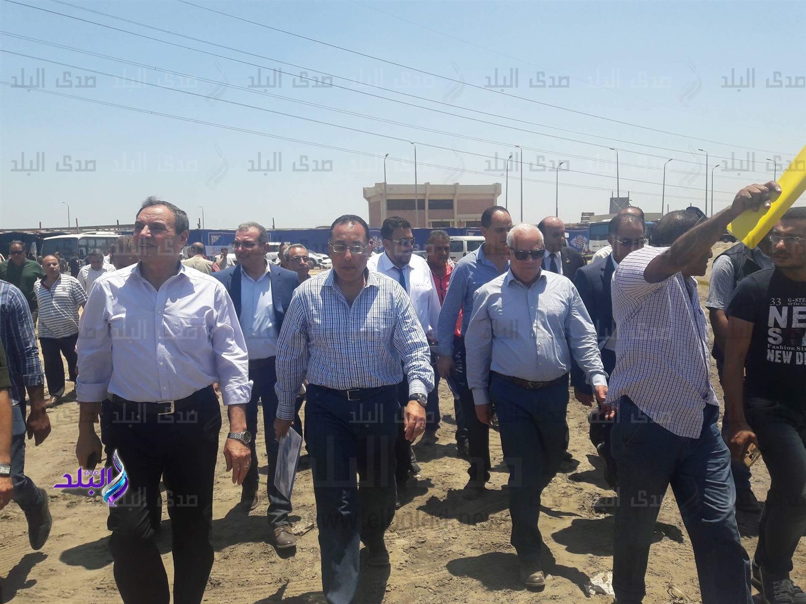جانب من زيارة وزير الاسكان جانب من زيارة وزير الاسكان