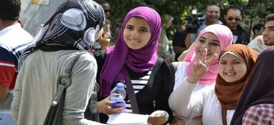 صورة ارشيفية لعدد من الطالبات عقب الخروج من إمتحانتهن صورة ارشيفية لعدد من الطالبات عقب الخروج من إمتحانتهن