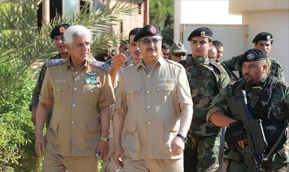 خليفة حفتر تجول في مدينة بنغازي بموكب
