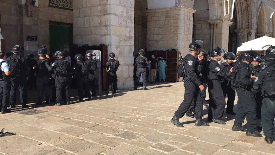  جنود الاحتلال الصهيوني مع المصلين في المسجد الاقصي
