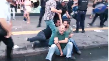 الأمن التركى يكسر يد مواطن أثناء مظاهرات أنقرة