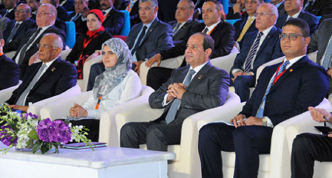 الطالبة مريم بجانب الرئيس عبد الفتاح السيسي