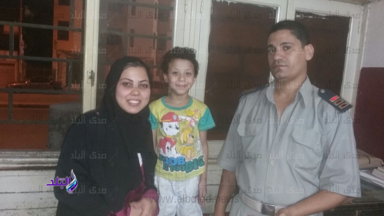الطفل مع والدته الطفل مع والدته