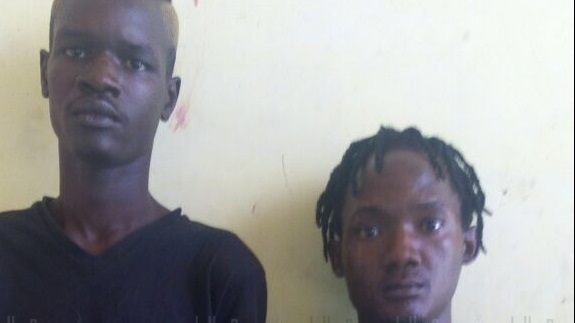 المتهمون عقب القبض عليهم