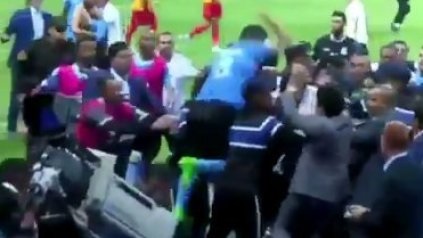 جانب من شغب لاعبي الفيصلي جانب من شغب لاعبي الفيصلي