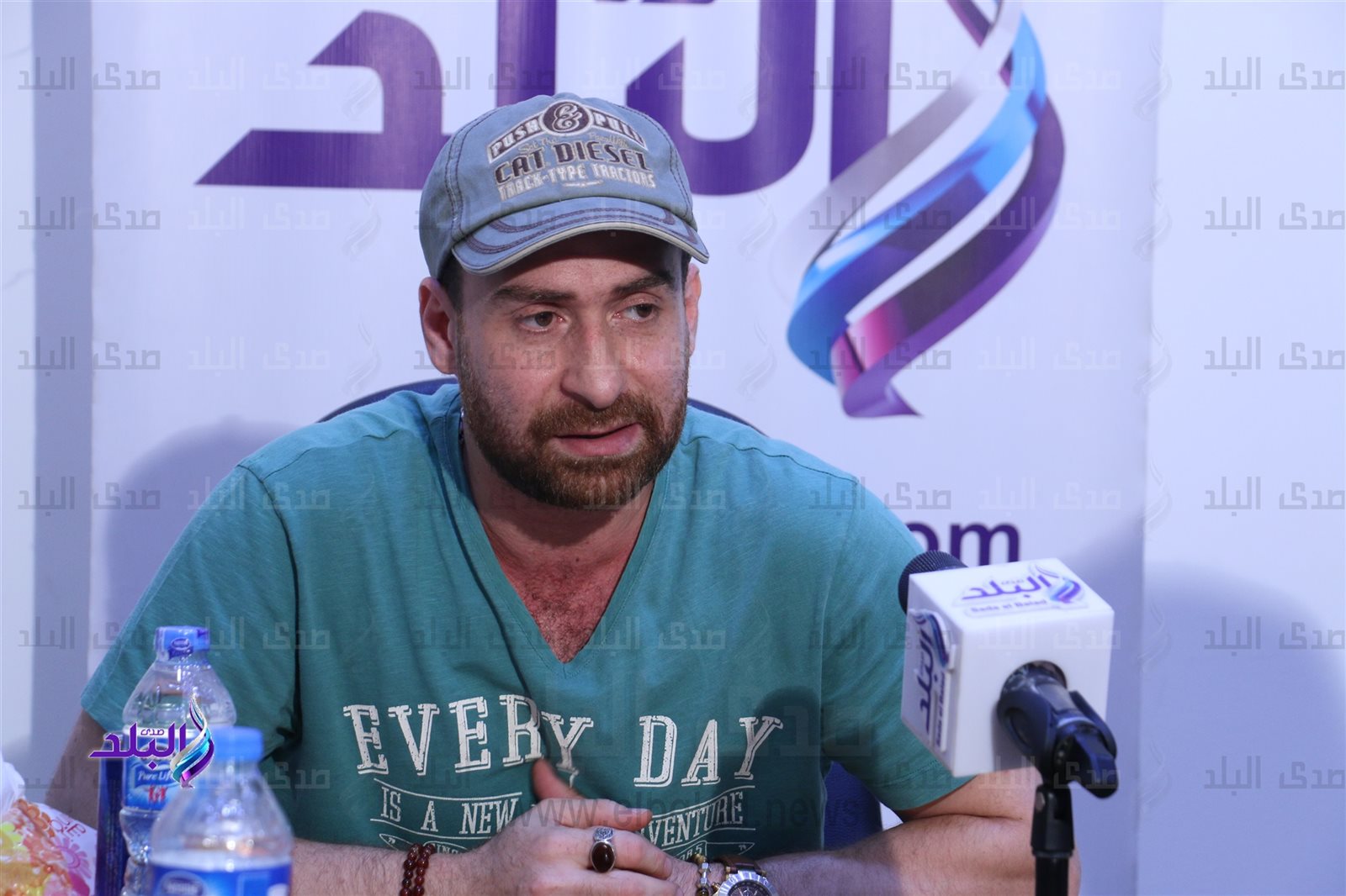  الفنان نضال الشافعى خلال ندوة صدى البلد