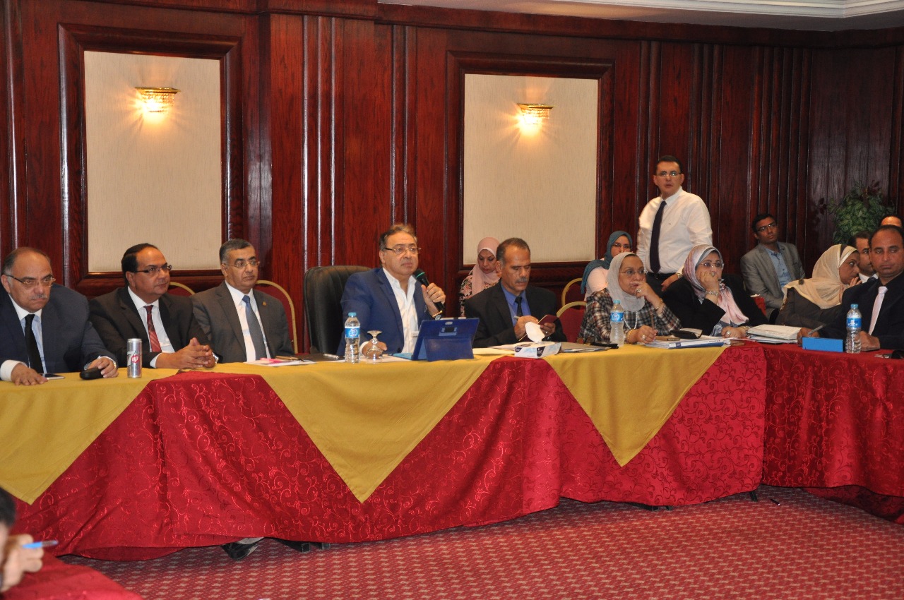 وزير الصحة خلال اجتماعه