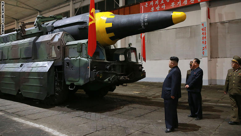 رئيس كوريا الشمالية مع أحد أسلحته المدمرة