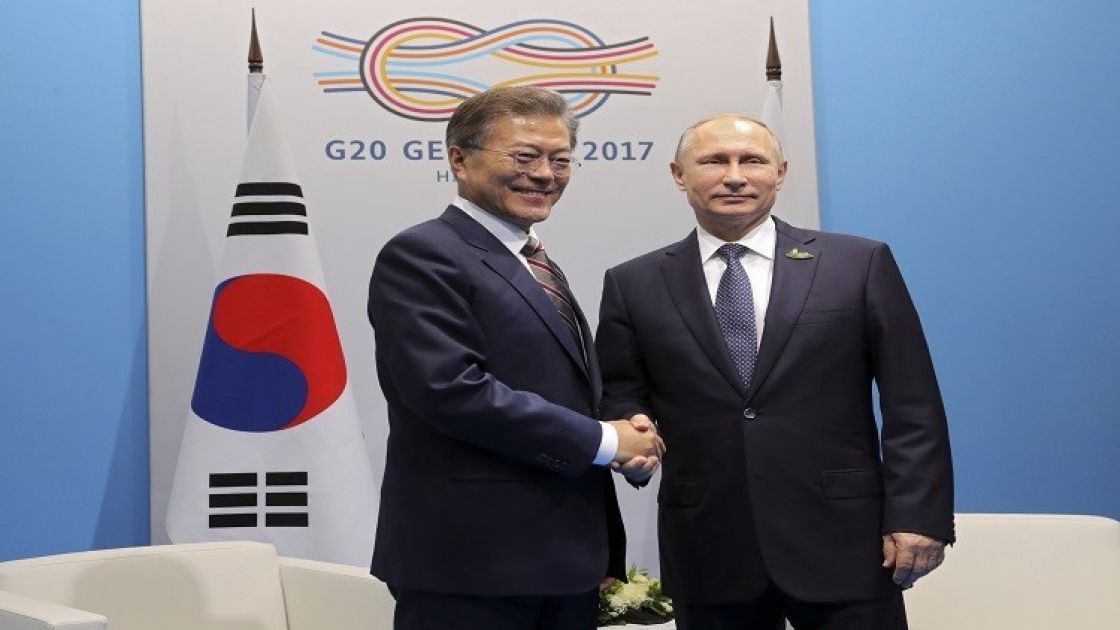 بوتين ونظيره الكوري الجنوبي مون جيه بوتين ونظيره الكوري الجنوبي مون جيه