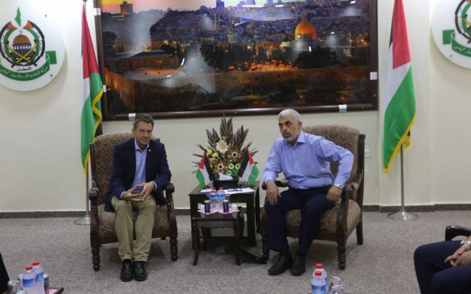 السنوار ورئيس الصليب الاحمر 