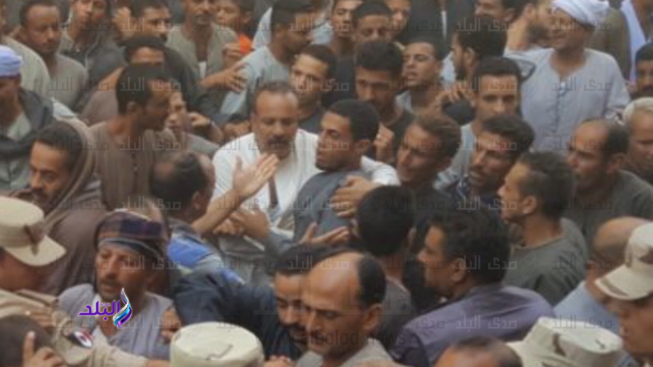الآلاف يشيعون جثمان شهيد الآلاف يشيعون جثمان شهيد