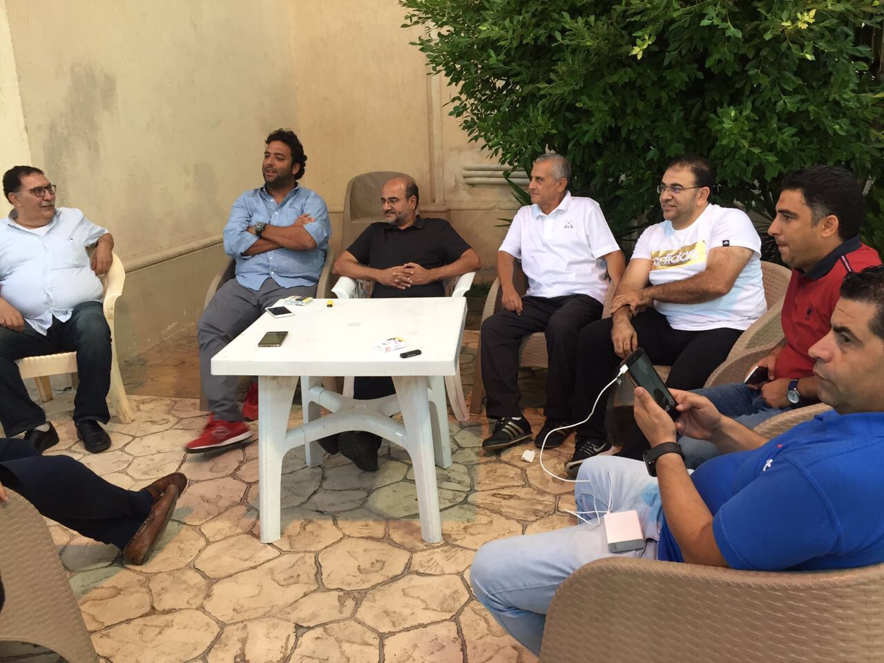 جانب من جلسة الصلح بين ميدو وعامر حسين