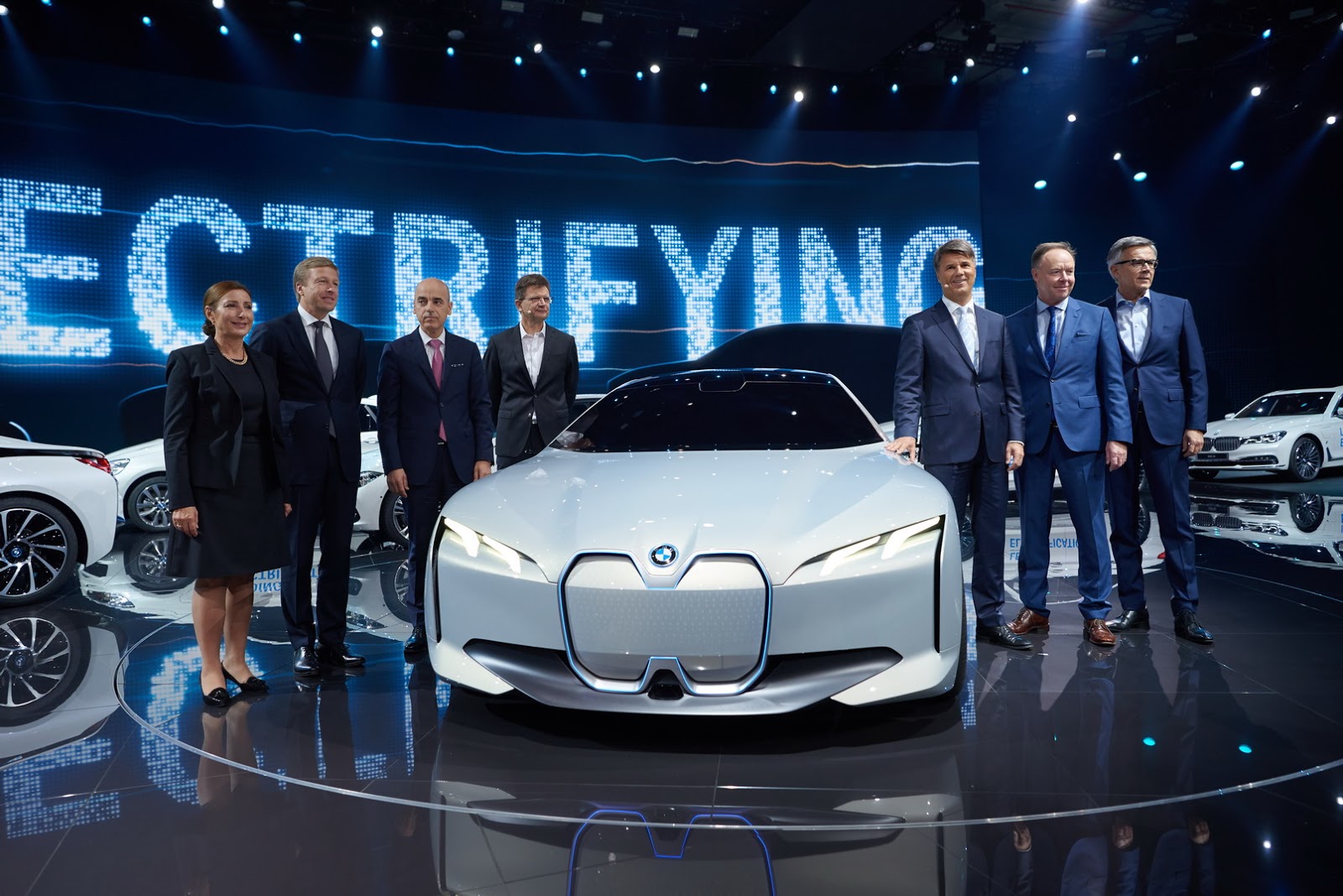 BMW تهدد تيسلا ومرسيدس بالكشف عن i Vision Dynamics BMW تهدد تيسلا ومرسيدس بالكشف عن i Vision Dynamics