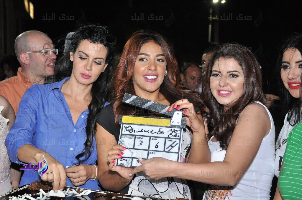 ابطال فيلم "مطربين عن الطعام "يحتفلون بانتهاء التصوير