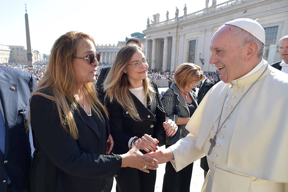 إلهام أبو الفتح تصافح بابا الفاتيكان 