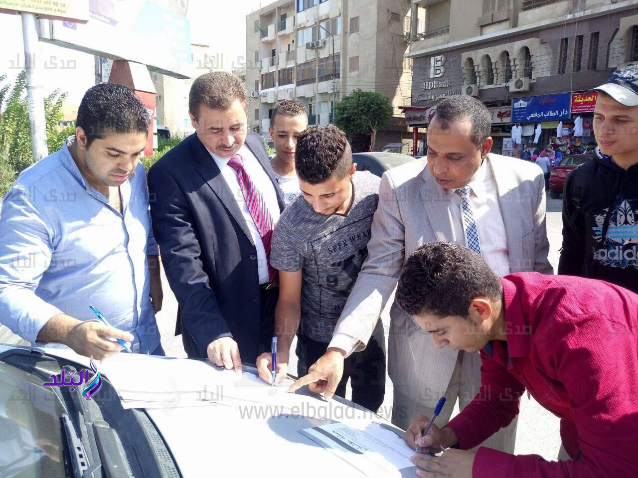 جانب من توقيع المواطنين على الاستمارة جانب من توقيع المواطنين على الاستمارة