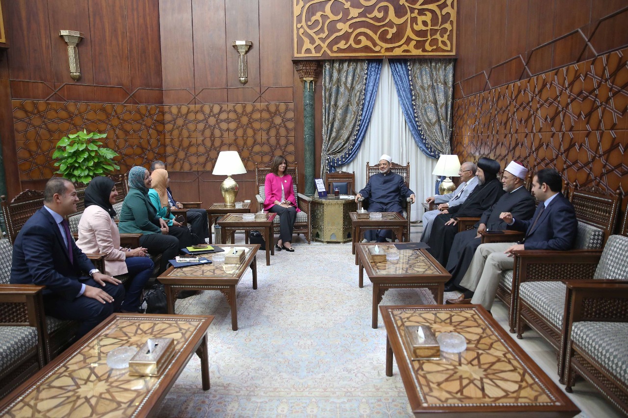 الطيب خلال استقبال وزيرة الهجرة الطيب خلال استقبال وزيرة الهجرة