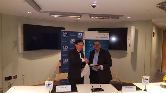 جانب من التوقيع