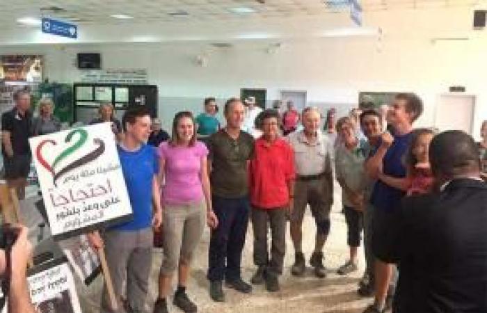  متضامنون بريطانيون يصلون فلسطين سيرًا على الأقدام تنديدًا ب