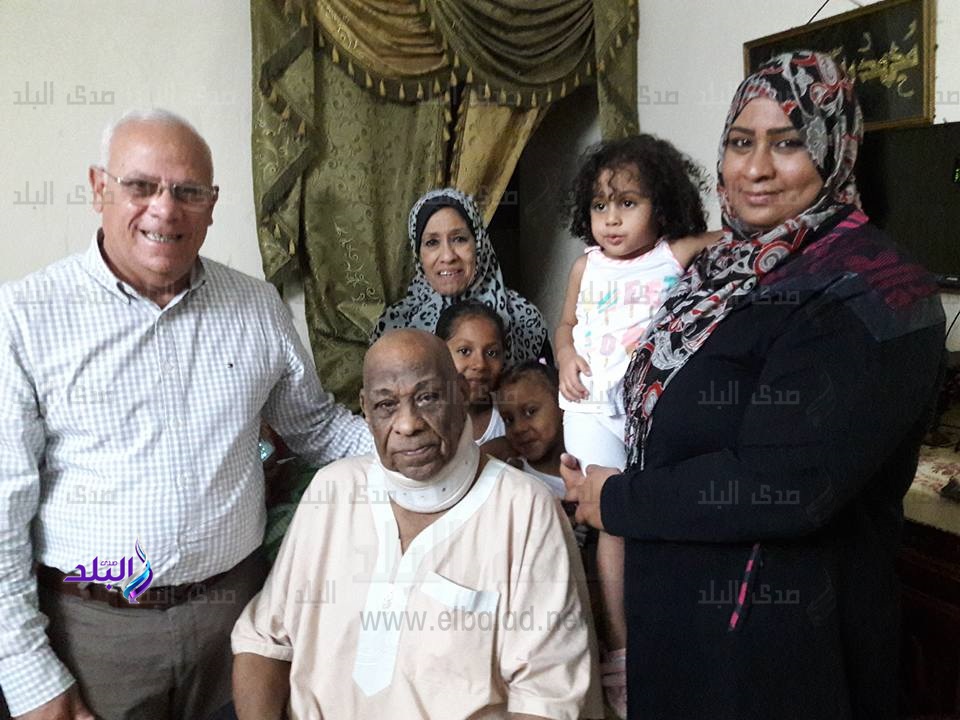  محافظ بورسعيد يزور الكابتن عبد الله عبد اللطيف نجم المصري ف