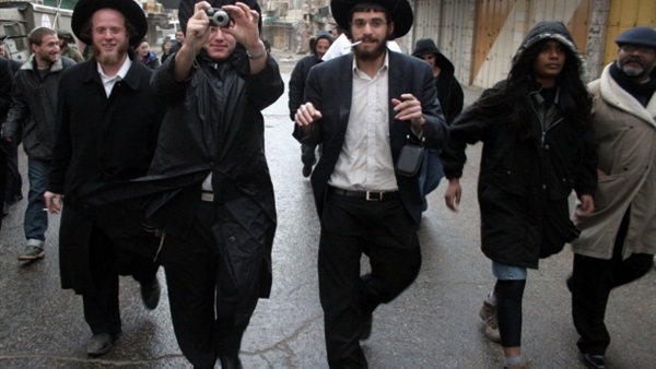 مستوطنون يهود يهاجمون المزارعين الفلسطينيين بجنوب نابلس ويص مستوطنون يهود يهاجمون المزارعين الفلسطينيين بجنوب نابلس ويص