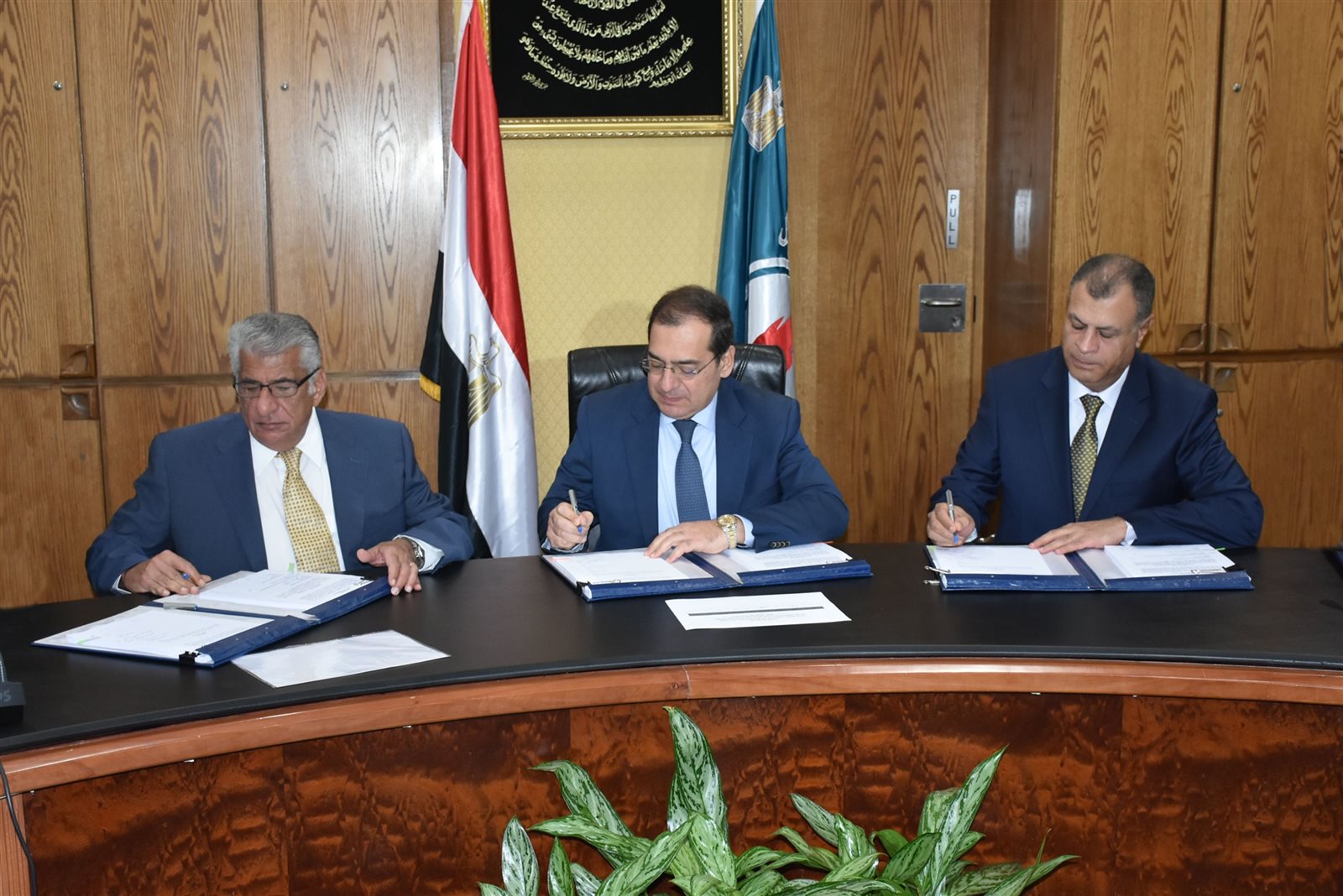 جانب من التوقيع 