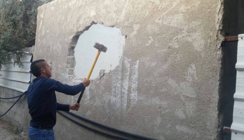  مقدسي يهدم منزله بيده تفاديا لغرامات الاحتلال الإسرائيلي 