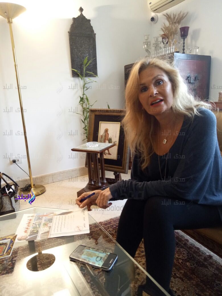 الفنانة يسرا توقع على استمارة كلنا معاك 