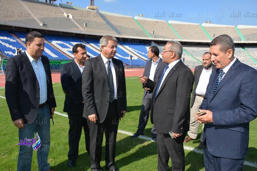 عبد العزيز يتفقد استاد القاهرة عبد العزيز يتفقد استاد القاهرة