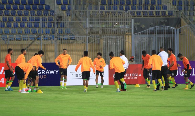 لاعبي دجلة يؤدون الاحماءات بملعب الدفاع الجوي 