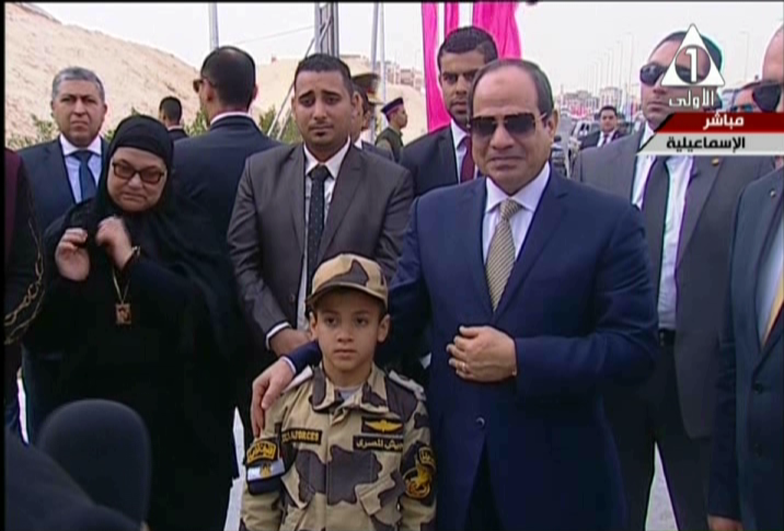 الرئيس السيسي ونجل الشهيد أحمد منسي