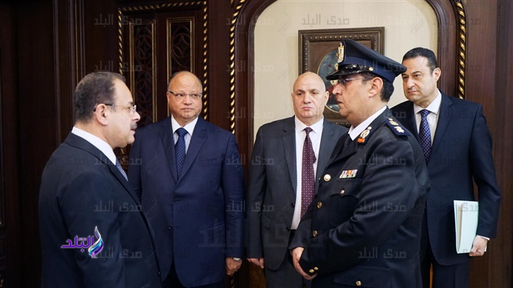 وزير الداخلية يكرم العميد اشرف عبد العزيز وزير الداخلية يكرم العميد اشرف عبد العزيز