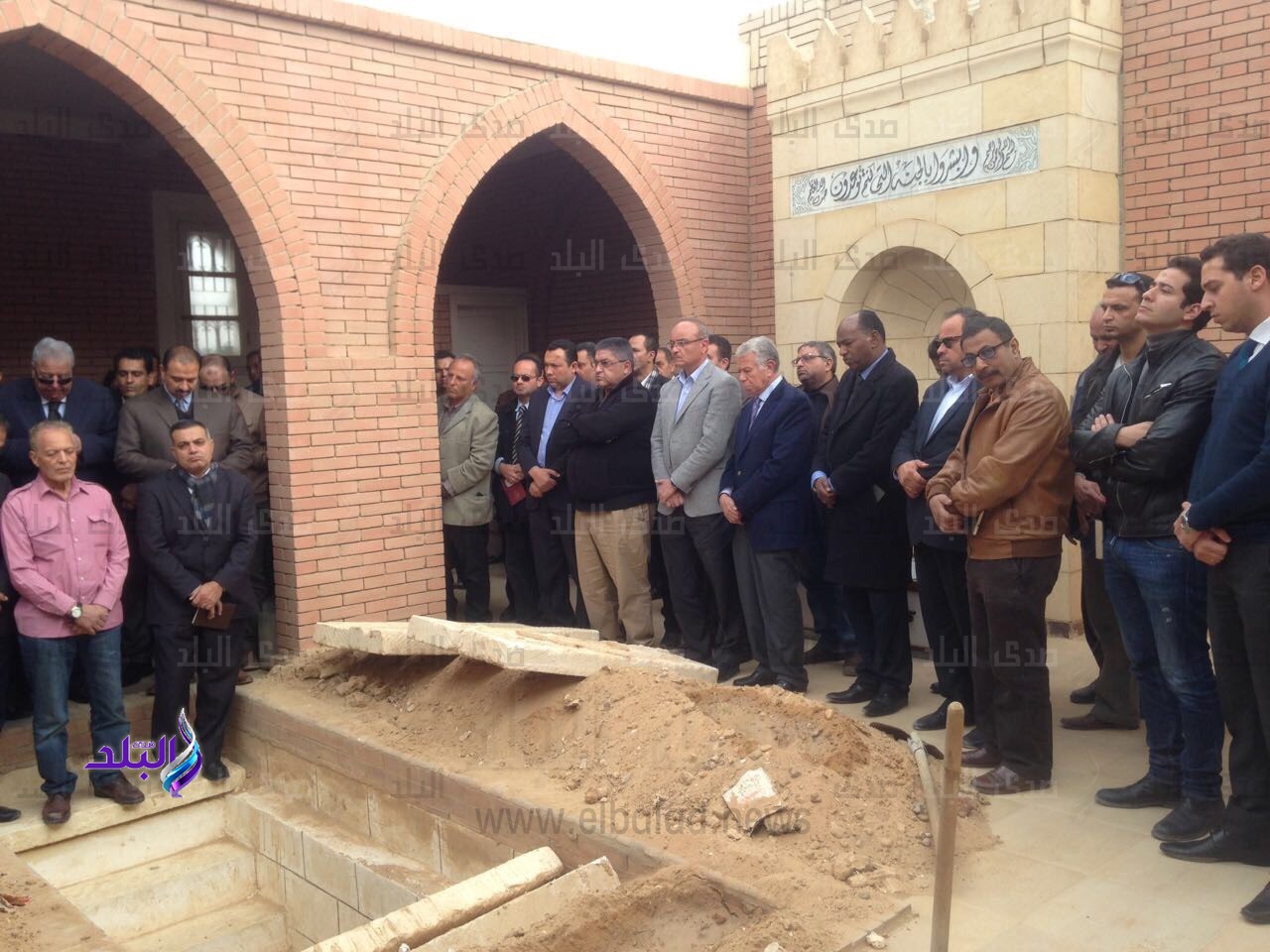 لحظة دفن إبراهيم نافع "محاور الرؤساء والملوك" لحظة دفن إبراهيم نافع "محاور الرؤساء والملوك"