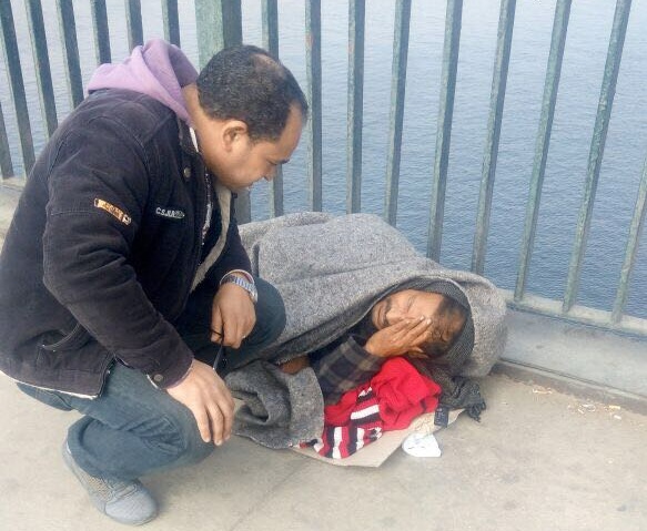 صورة للمشرد مع فريق التدخل السريع