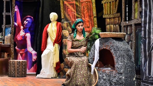 العرض المسرحى "الثامنة مساء" 