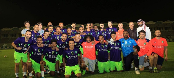 لاعبي الأهلي السعودي يودعون "محمد عبد الشافي" لاعبي الأهلي السعودي يودعون "محمد عبد الشافي"
