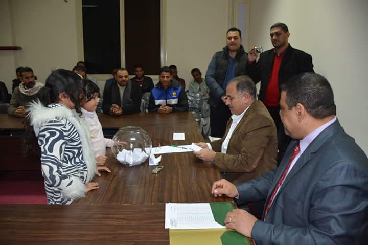 اجراء قرعة لتوزيع سيارات مبردة علي شباب الوادي الجديد