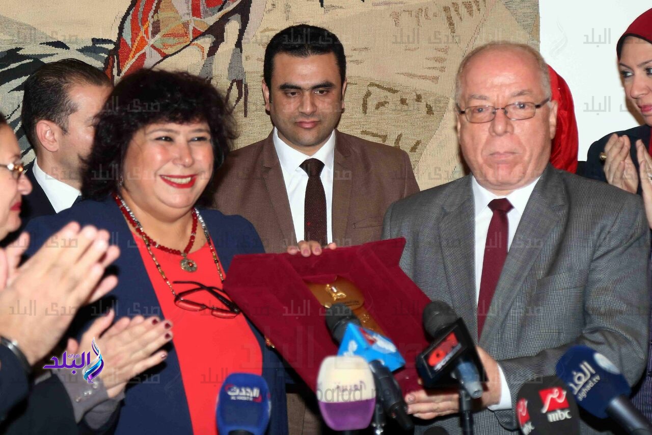 وزيرة الثقافة تكرم النمنم وزيرة الثقافة تكرم النمنم