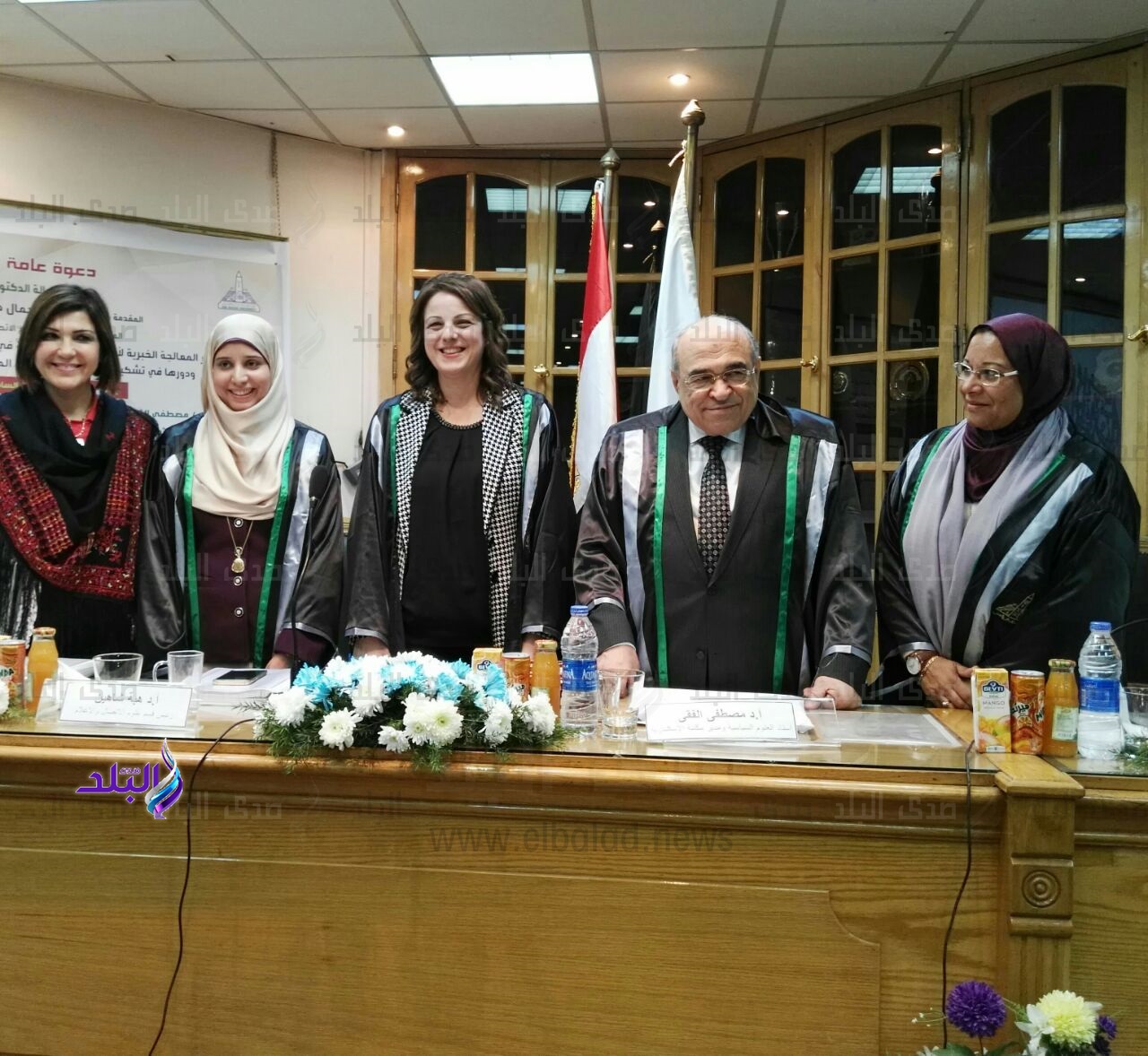 الدكتورة اميرة جمال  مع أعضاء اللجنة والحضور