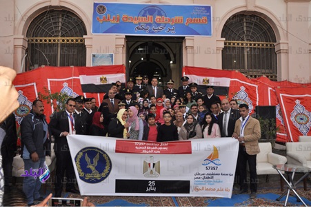 أطفال مستشفى 57357 يقدمون التهنئة لرجال الشرطة