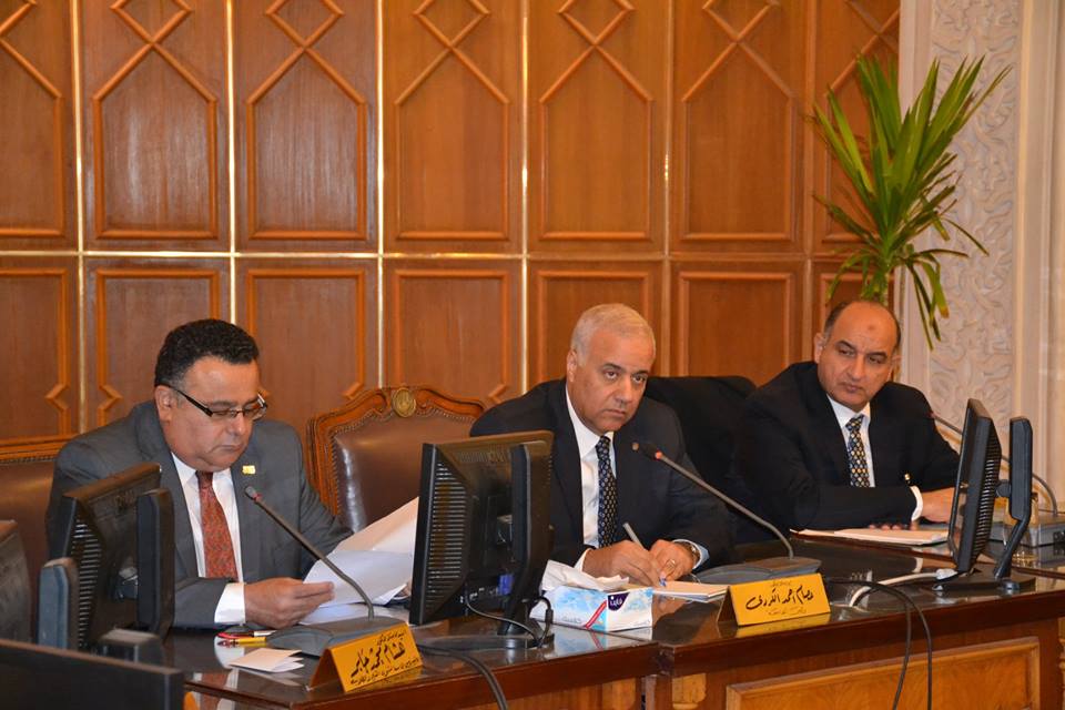 الدكتور عصام الكردي رئيس جامعة الإسكندرية يتوسط الحضور الدكتور عصام الكردي رئيس جامعة الإسكندرية يتوسط الحضور
