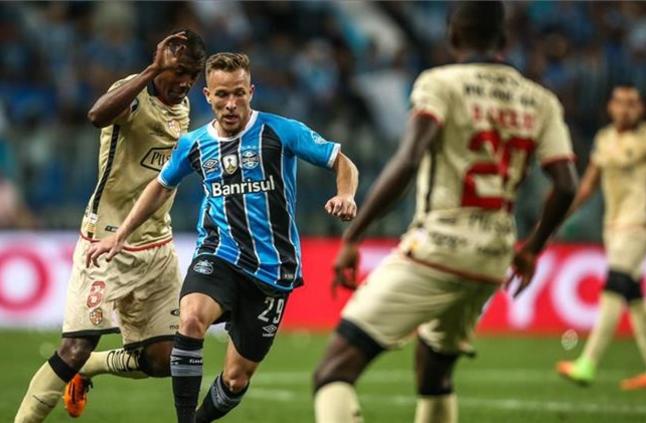 البرازيلي آرثور لاعب فريق جريميو البرازيلي آرثور لاعب فريق جريميو