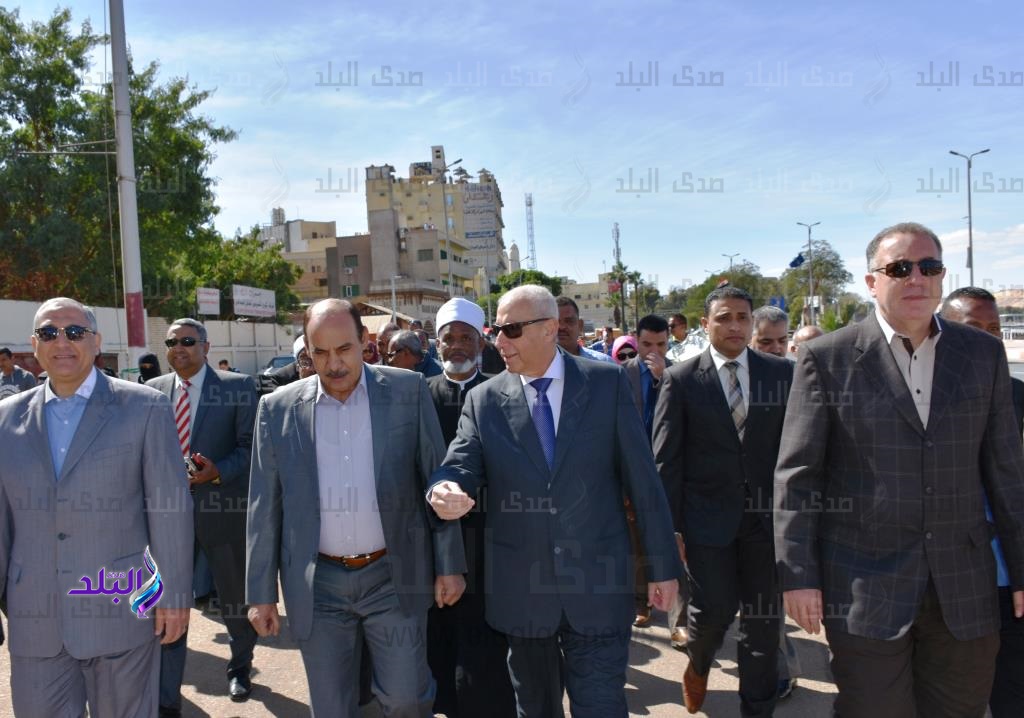 محافظ أسوان يقود مسيرة لتهنئة لرجال الشرطة بعيدهم