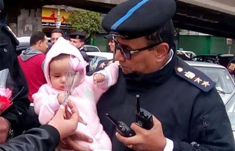 ضباط المنيا يوزعون حلوى على المواطنين احتفالًا بعيد الشرطة ضباط المنيا يوزعون حلوى على المواطنين احتفالًا بعيد الشرطة