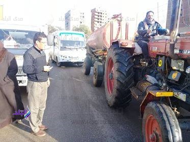 ضبط جرار كسح يلقى مخلفات الصرف الصحي بترعة بقليوب..صور